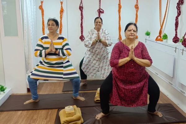 yoga asanas and modifications for knee pain at shwet yoga classes in thane west